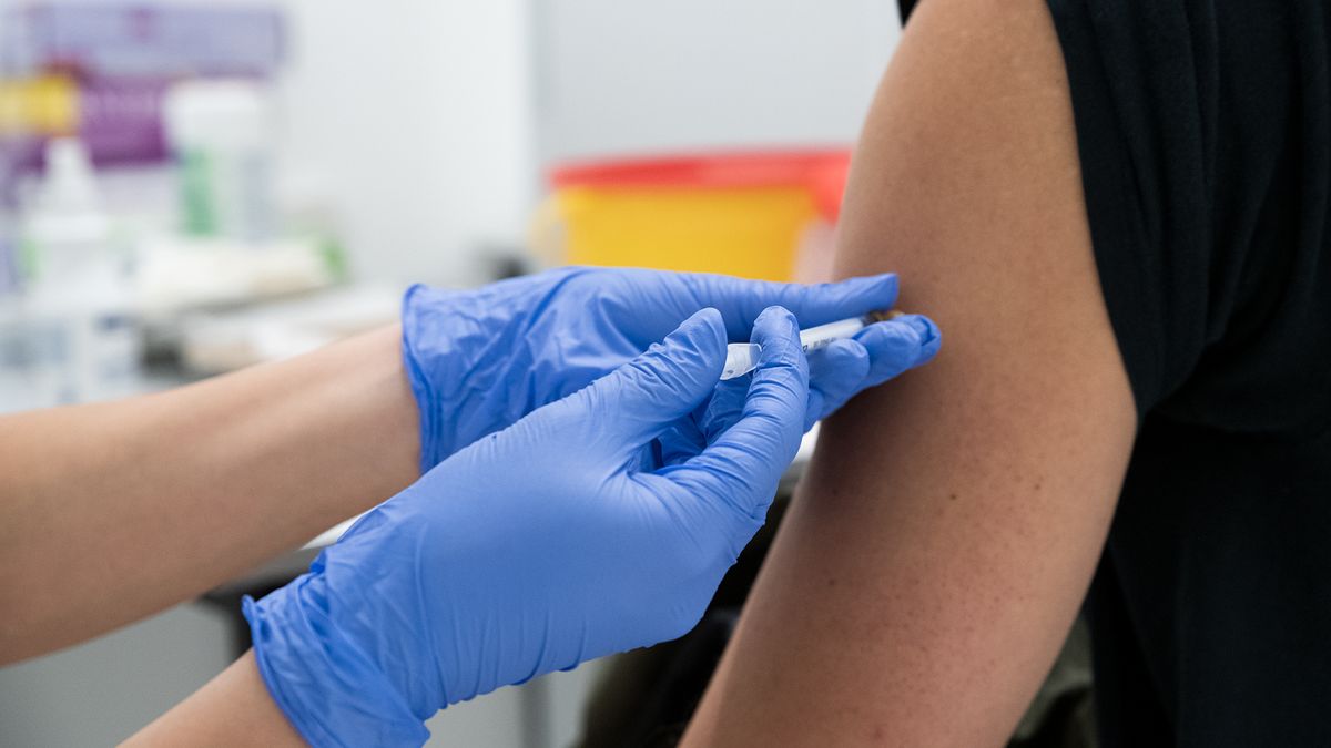 Přimět lidi k očkování teď už nestačí. Do Vánoc může být 600 tisíc nakažených